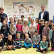 Schon im Kindergartenalter für das Handwerk begeistern: Hans Schmidt bedankte sich bei den Kindern und Erzieherinnen von Peter und Paul für die engagierte Teilnahme am Wettbewerb.