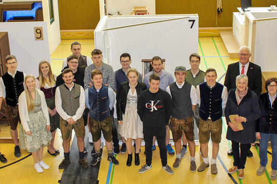 Feierten gemeinsam die gelungene Ausstellungseröffnung: (1. Reihe v. re. n. li.) Bildungszentrumsleiter Josef Sailer, Dekan Joachim Steinfeld, Wittibreuter Bürgermeisterin Christine Moser, stellvertretende Landrätin des Landkreises Rottal-Inn Edeltraud Plattner, HWK-Vizepräsident Richard Hettmann (2. Reihe, 1. v. re.) und die Jungmeister im Schreinerhandwerk.