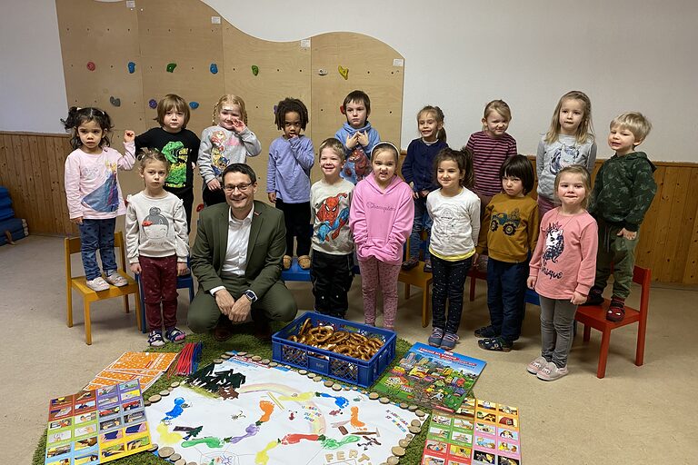 Schon im Kindergartenalter für das Handwerk begeistern: HWK-Geschäftsführer Alexander Stahl (2. v. re.) bedankte sich bei den Kindern und Erzieherinnen von St. Markus für die engagierte Teilnahme am Wettbewerb.