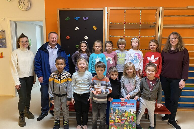 Schon im Kindergartenalter für das Handwerk begeistern: HWK-Vizepräsident Christian Läpple (2. v. li.) bedankte sich bei den Kindern und Erzieherinnen von St. Otto für die engagierte Teilnahme am Wettbewerb.
