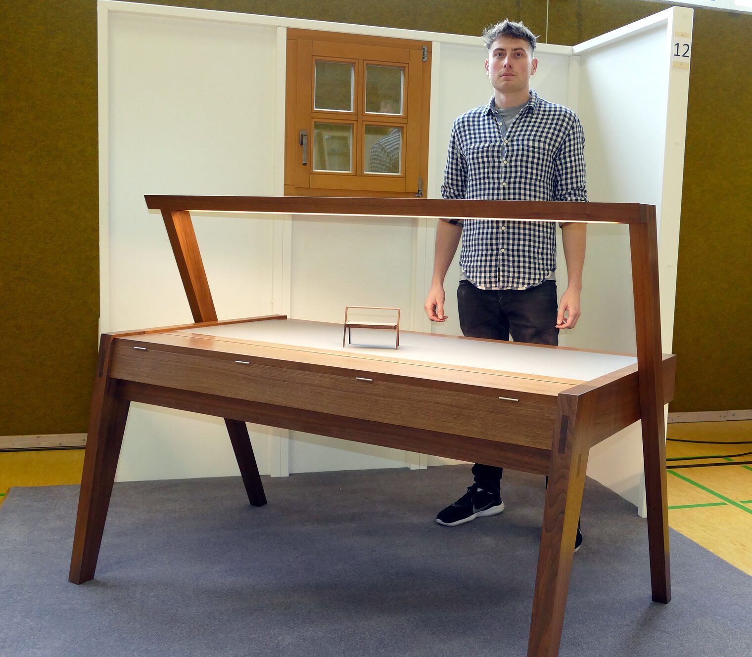 Schreibtisch "Ami-Nuss" hat Alexander Spangler seinen Schreibtisch mit LED-Beleuchtung genannt.