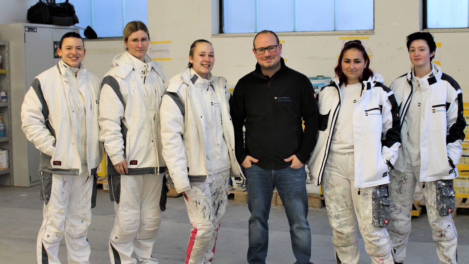 Markus Hofstetter ist stolz auf seine Malerinnen (v. li. n. re.) Johanna Lenz, Chiara Favilli, Daniela Zeug, Mandy Pfretzschner und Bianca Drechsel.