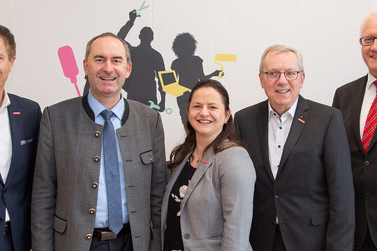 Wollen beim Tag des Handwerks möglichst viele Schülerinnen und Schüler für Handwerksberufe begeistern (v. re.): HWK-Vizepräsident Richard Hettmann, HWK-Hauptgeschäftsführer Jürgen Kilger, HWK-Vizepräsidentin Kathrin Zellner, Staatsminister Hubert Aiwanger und der stellvertretende HWK-Hauptgeschäftsführer Hans Schmidt. 