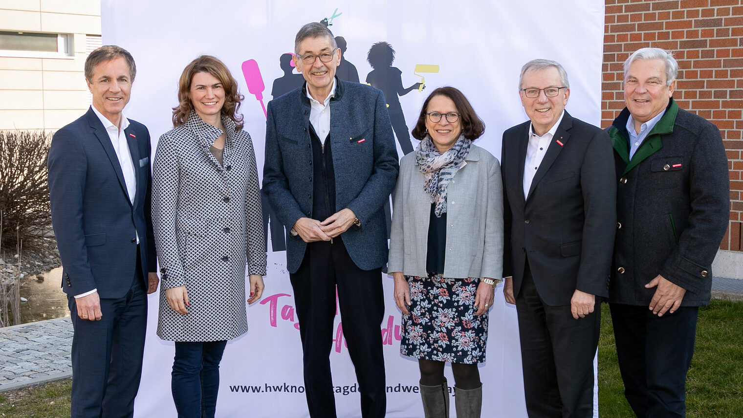 Zum Startschuss des Tags des Handwerks im Regensburger Bildungszentrum der Handwerkskammer Niederbayern-Oberpfalz machten sich (v.re.) HWK-Vizepräsident Gerhard Ulm, HWK-Hauptgeschäftsführer Jürgen Kilger, Regensburgs Oberbürgermeisterin Gertrud Maltz-Schwarzfischer, HWK-Präsident Dr. Georg Haber, Landrätin Tanja Schweiger sowie der stellvertretende HWK-Hauptgeschäftsführer Hans Schmidt ein Bild von den vielen Aktionen in den Werkstätten.