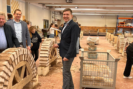 Besuch bei den Schülerinnen in der Maurer-Werkstatt: Vizepräsident Christian Läpple (v. li.), Kreishandwerksmeister Erich Sperber, Tobias Knauer, Leiter des Bildungszentrums Weiden und Wolfgang Reif, HWK-Bereichsleiter Berufsbildung.
