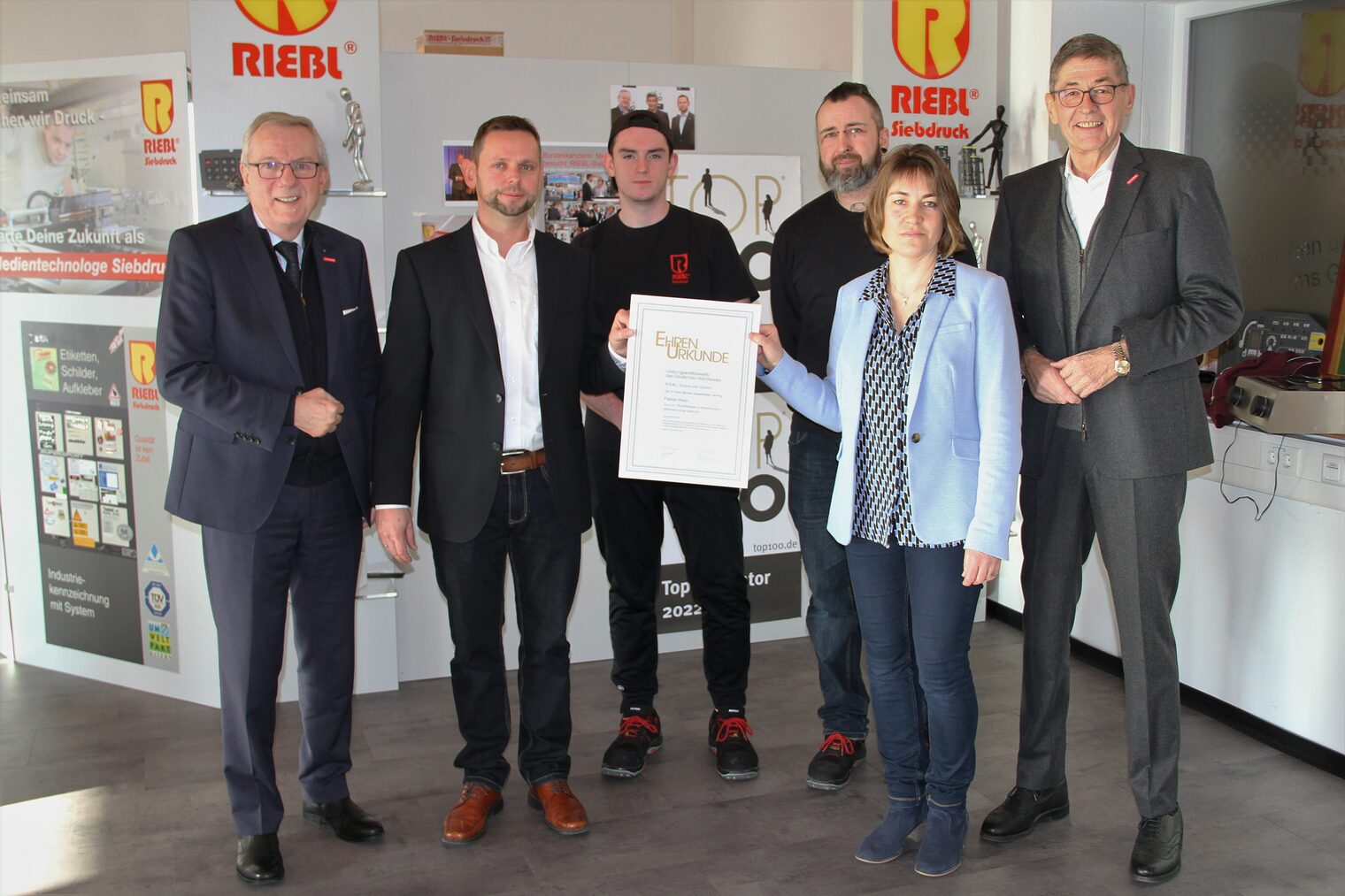 Geschäftsführer Joana Harrer Riebl (2.v.re.) und Florian Harrer (2.v.li.) freuten sich über die Ehrung.¿