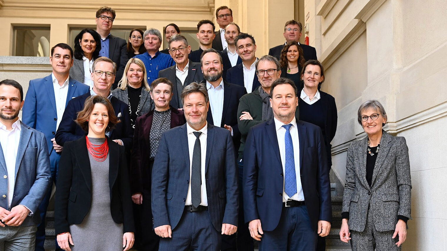 HWK-Präsident Dr. Georg Haber (3. Reihe 3. v.re.) machte sich beim Treffen des Mittelstandsbeirats in Berlin bei Bundeswirtschaftsminister Robert Habeck (1. Reihe Mitte) für eine verpflichtende Berufsorientierung an allen deutschen Schulen stark. 