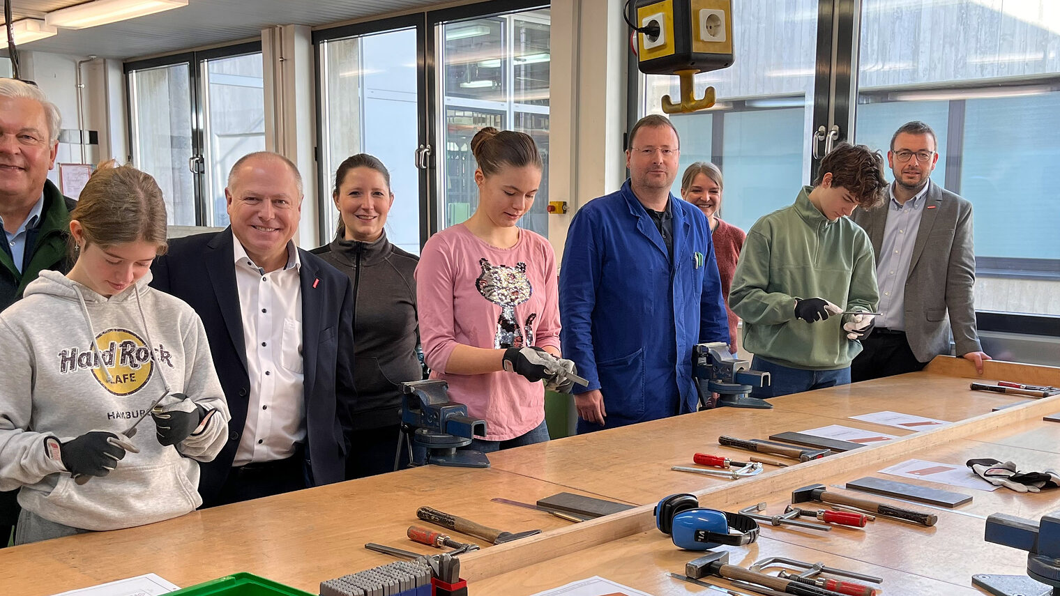 Zu Besuch in der Metall-Werkstatt: HWK-Vizepräsident Gerhard Ulm (li.), Kreishandwerksmeister Georg Braun (3. v. li.), Ausbilder Horst Rettinger (4. v. re.) und BTZ-Leiter Roland Schießl (re.) mit Schülern und Lehrkräften. 