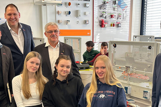 Der "Tag des Handwerks" auch in Straubing ein voller Erfolg: Stellvertretender HWK-Hauptgeschäftsführer Hans Schmidt (re.) und Vertreter der Kreishandwerkerschaft Donau-Wald, Geschäftsführer Stefan Griesbeck, stellvertretender Kreishandwerksmeister Franz Niemeier und Kreishandwerksmeister Erwin Reith (v. li. n. re.) mit Schülerinnen des Gymnasiums Dingolfing. 