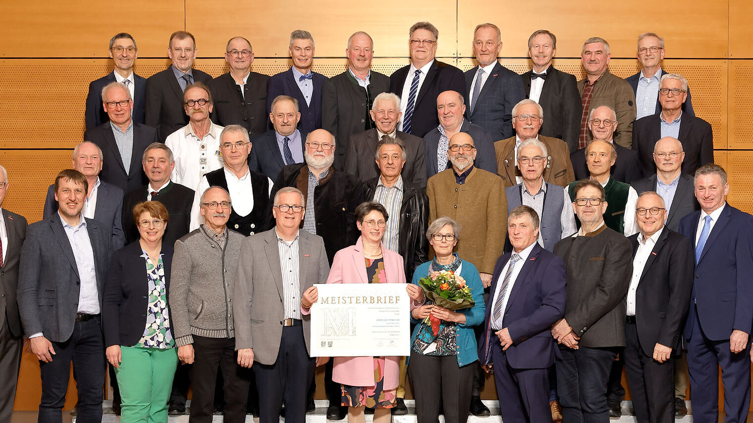 Gruppenfoto mit Vertretern der Handwerkskammer und den Geehrten.