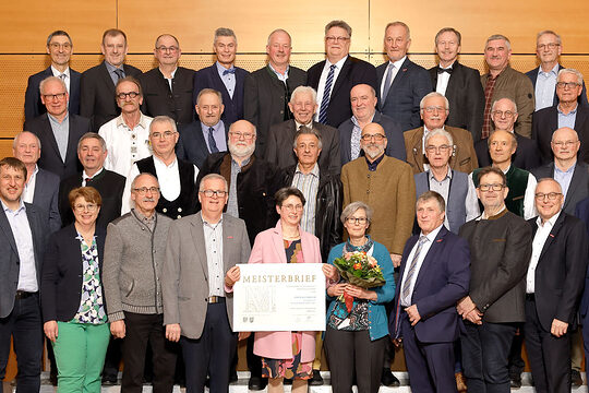 Gruppenfoto mit Vertretern der Handwerkskammer und den Geehrten.