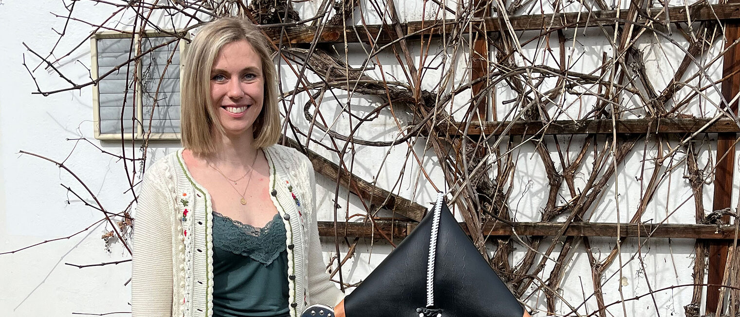 Maria Piendl aus Chamerau hat ihren Meister im Bereich Reitsportausrüstung absolviert und als Meisterstück ein Hornkummet angefertigt. 