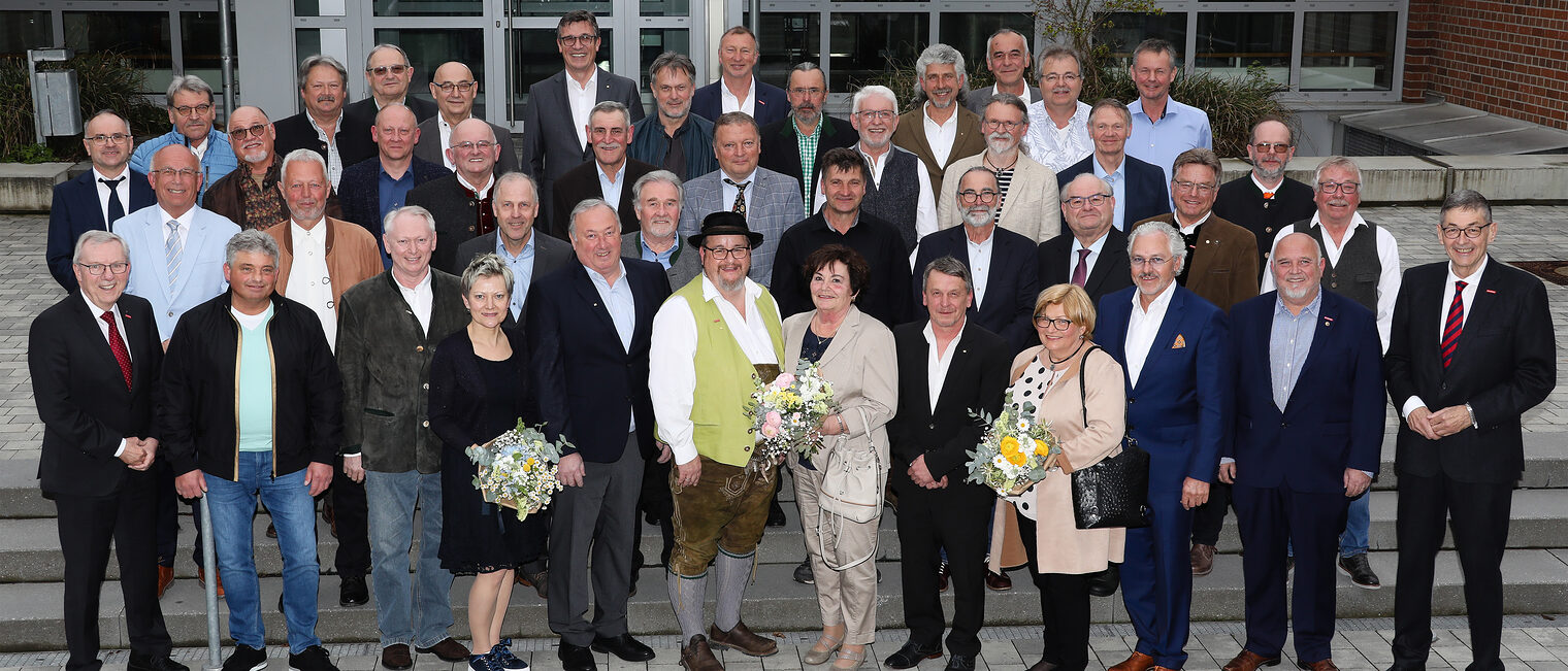 In Regensburg ehrte die Handwerkskammer ihre "Goldenen" Meister. Es gratulierten Präsident Dr. Georg Haber (vorne re.) und Hauptgeschäftsführer Jürgen Kilger (vorne li.).