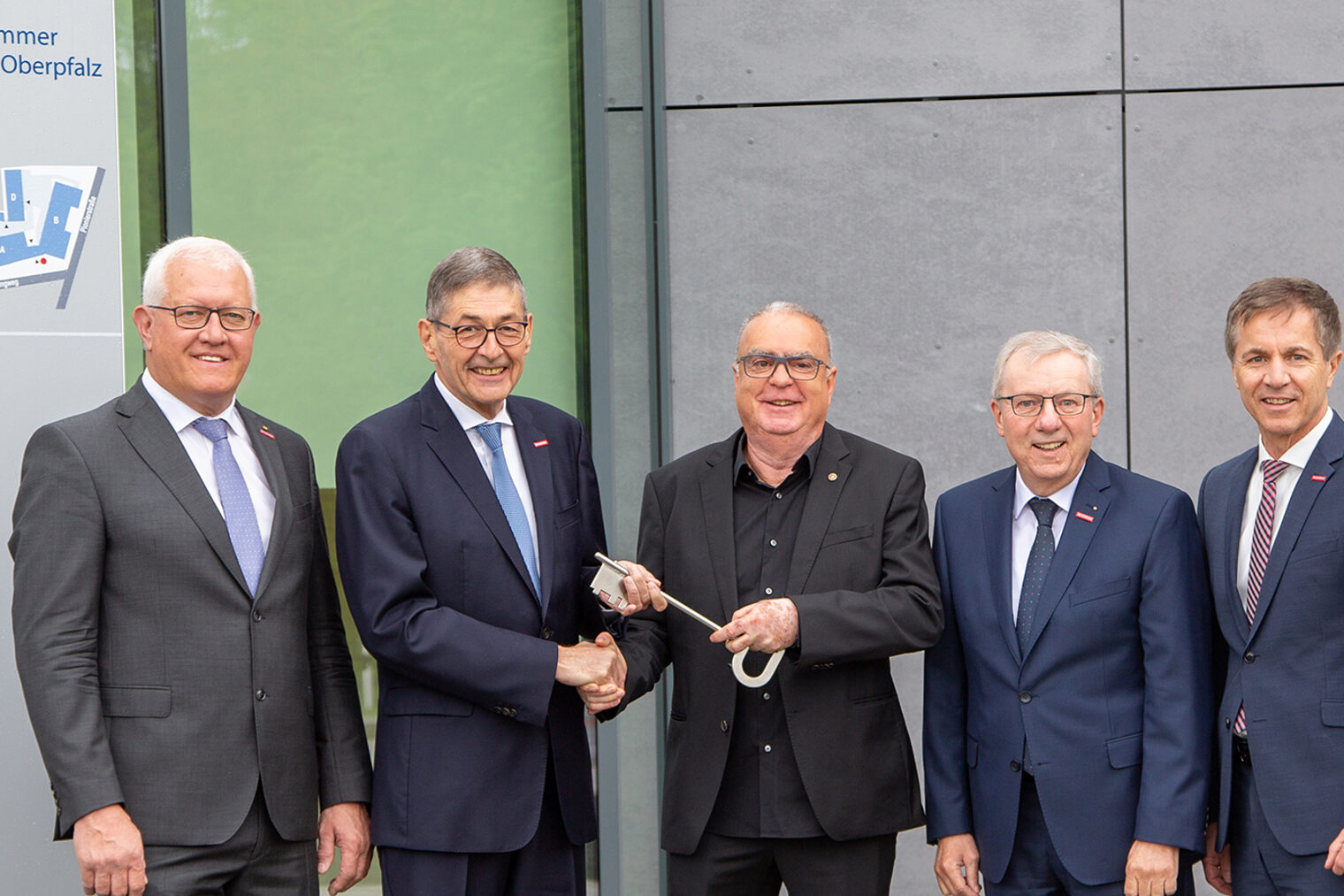 Freuten sich über den reibungslosen Bauverlauf (v.l.): HWK-Vizepräsident Richard Hettmann, HWK-Präsident Dr. Georg Haber, Architekt Helmut Witzlinger, HWK-Hauptgeschäftsführer Jürgen Kilger und der stellvertretende HWK-Hauptgeschäftsführer Hans Schmidt bei der symbolischen Schlüsselübergabe.