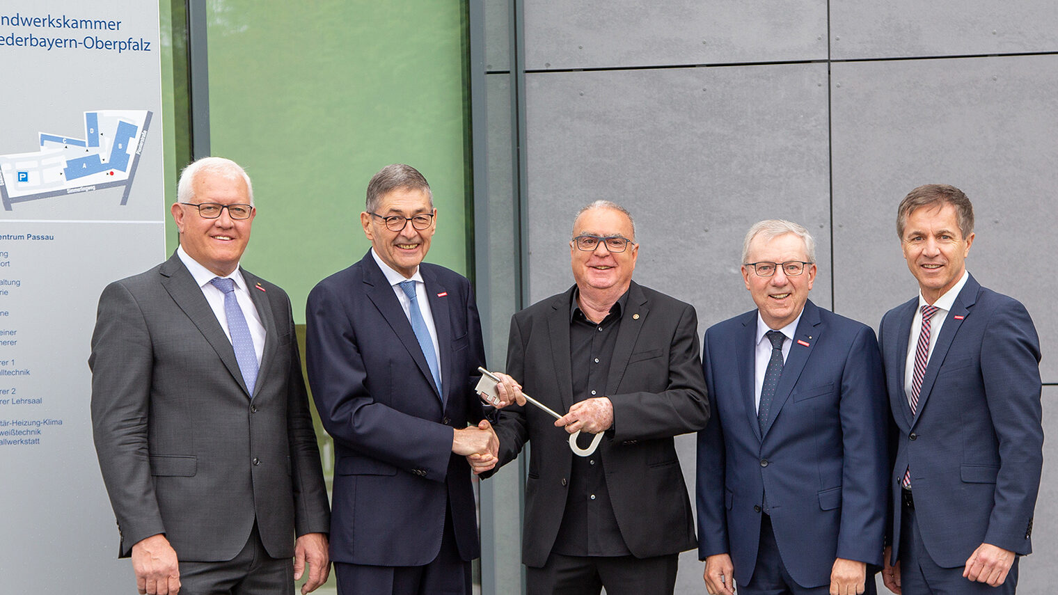 Freuten sich über den reibungslosen Bauverlauf (v.l.): HWK-Vizepräsident Richard Hettmann, HWK-Präsident Dr. Georg Haber, Architekt Helmut Witzlinger, HWK-Hauptgeschäftsführer Jürgen Kilger und der stellvertretende HWK-Hauptgeschäftsführer Hans Schmidt bei der symbolischen Schlüsselübergabe.