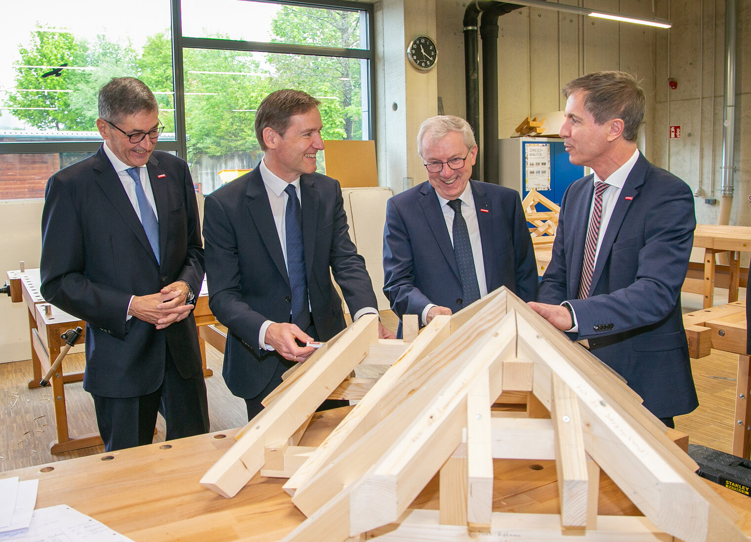 Bei einem Rundgang durch die großzügigen und modernen Werkstätten konnten sich HWK-Präsident Dr. Georg Haber, Regierungspräsident Rainer Haselbeck, HWK-Hauptgeschäftsführer Jürgen Kilger und der stellvertretende HWK-Hauptgeschäftsführer Hans Schmidt (v.li.) bei laufendem Kursbetrieb gleich ein Bild über die optimalen Arbeitsbedingungen der Auszubildenden machen. 