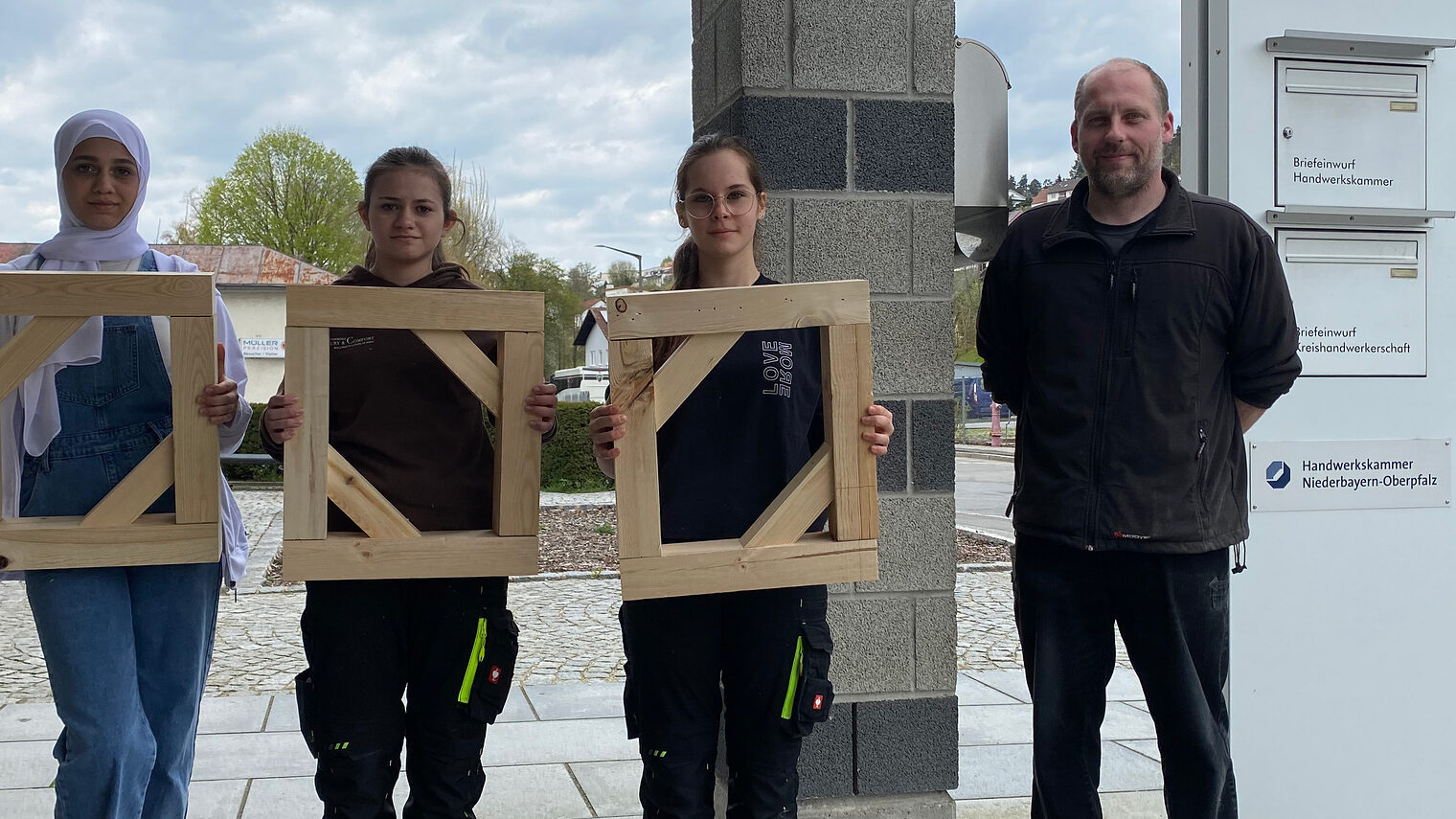 Beim Girls'Day im Bildungzentrum Cham haben die Mädchen mit Ausbilder Franz Foidl einen Holzrahmen angefertigt.