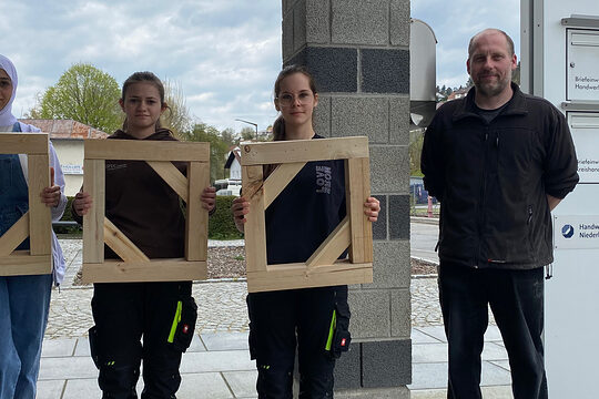 Beim Girls'Day im Bildungzentrum Cham haben die Mädchen mit Ausbilder Franz Foidl einen Holzrahmen angefertigt.