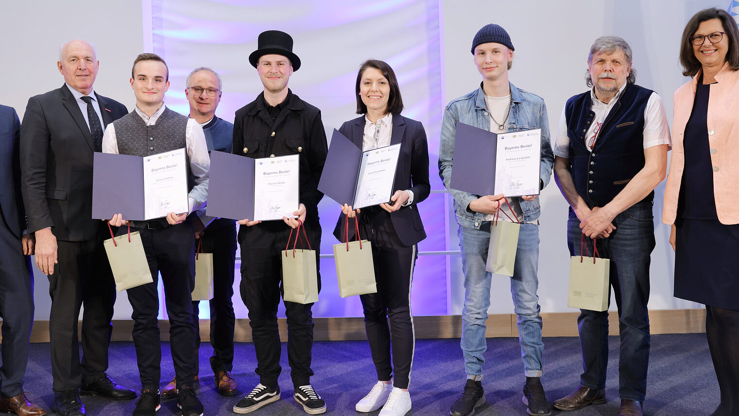 Die bayerische Landtagspräsidentin Ilse Aigner (re.), der Präsident des Bayerischen Handwerkstags Franz Xaver Peteranderl (2.v.li.) und der stv. HWK-Bereichsleiter Christian Kaiser (1.v.li.) gratulierten Ostbayerns Besten Auszubildenden im Handwerk.