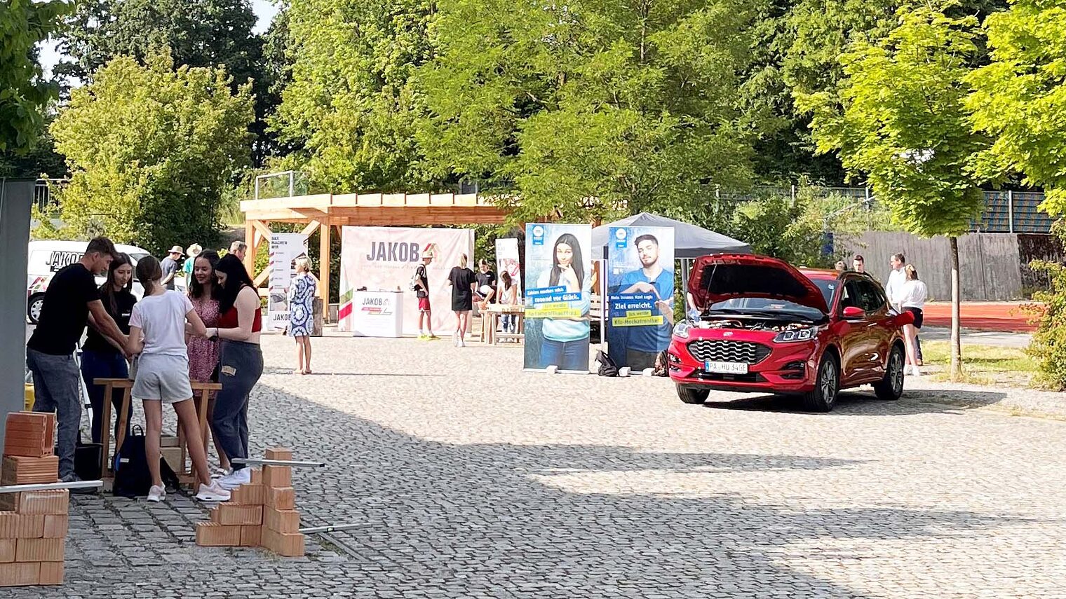 Vom Autohaus bis Zimmerei: Die achten Klassen der Realschule Dreiburgenland in Tittling konnten verschiedene Berufe ausprobieren. 