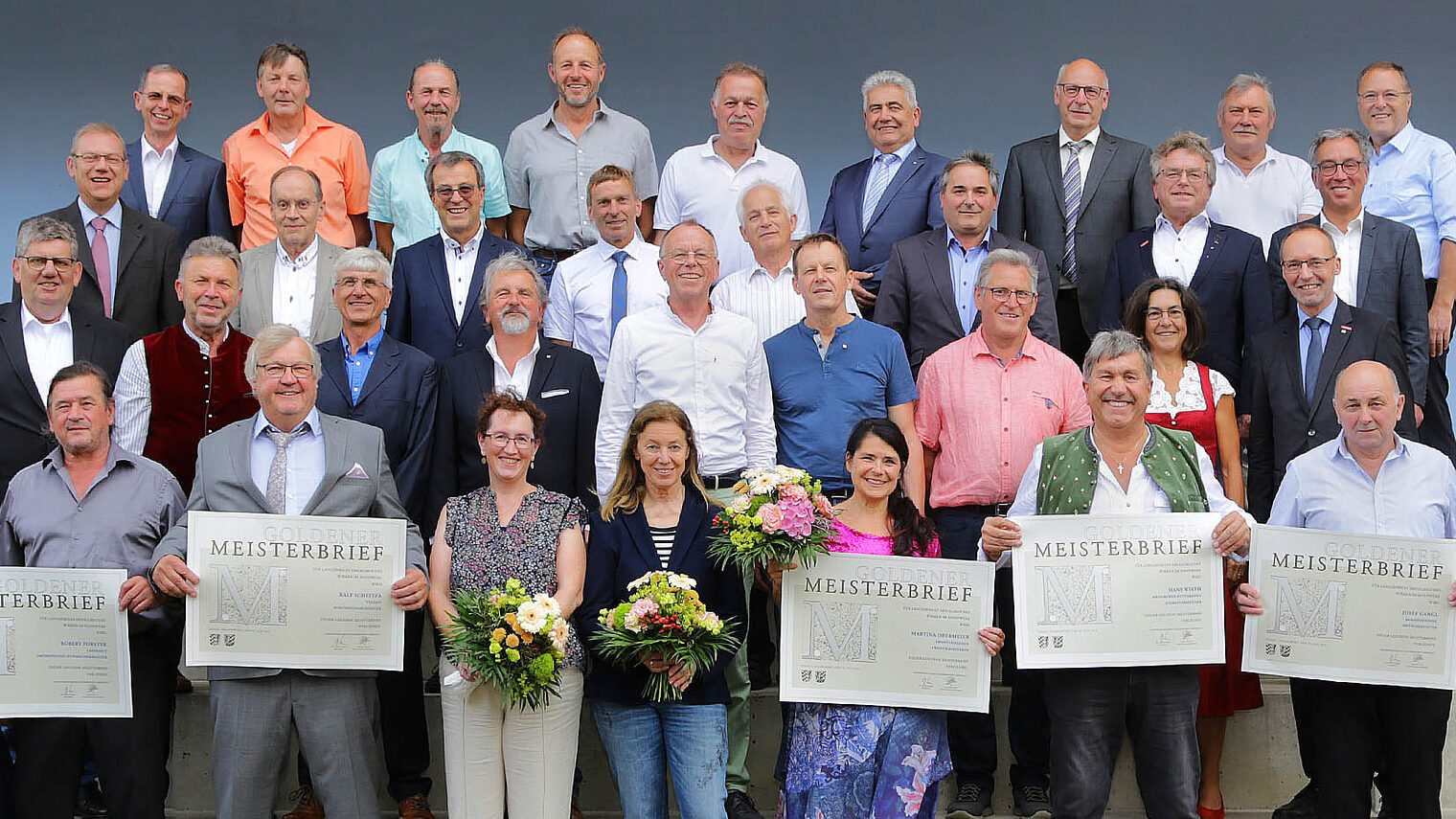 In Essenbach ehrte die Handwerkskammer ihre "Goldenen" Meister. Es gratulierten HWK-Vizepräsidentin Kathrin Zellner (1. Reihe, 1. v. li.) und HWK-Geschäftsführer Alexander Stahl (1. Reihe, 1. v. re.).