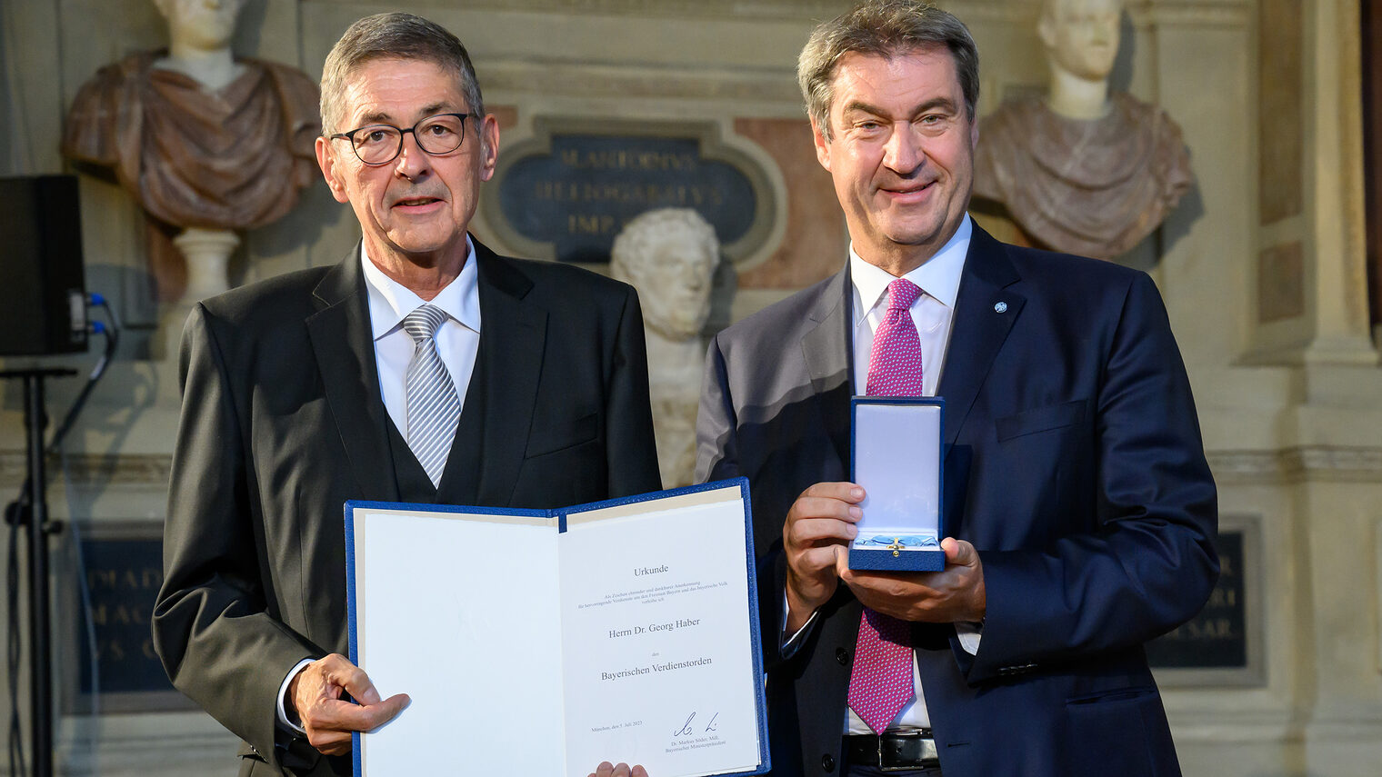 HWK-Präsident Dr. Georg Haber (li.) wurde von Ministerpräsident Dr. Markus Söder (re.) im Antiquarium der Münchner Residenz der Bayerische Verdienstorden verliehen. 