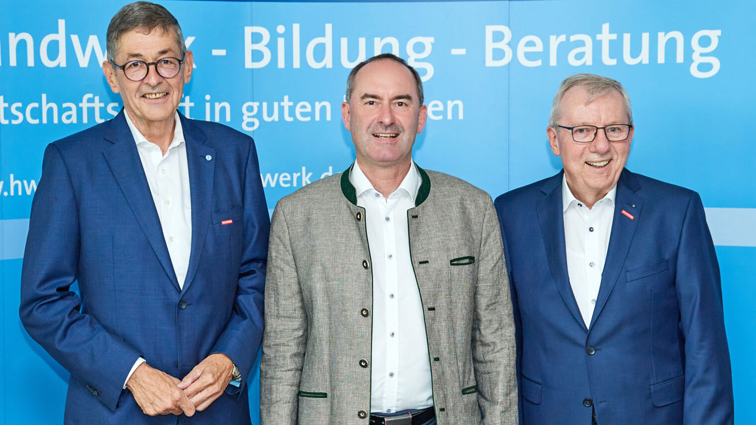 HWK-Präsident Dr. Georg Haber (li.). und HWK-Hauptgeschäftsführer Jürgen Kilger (re.) begrüßten als Gastredner Staatsminister Hubert Aiwanger auf der ersten Vollversammlung der Handwerkskammer in diesem Jahr. 