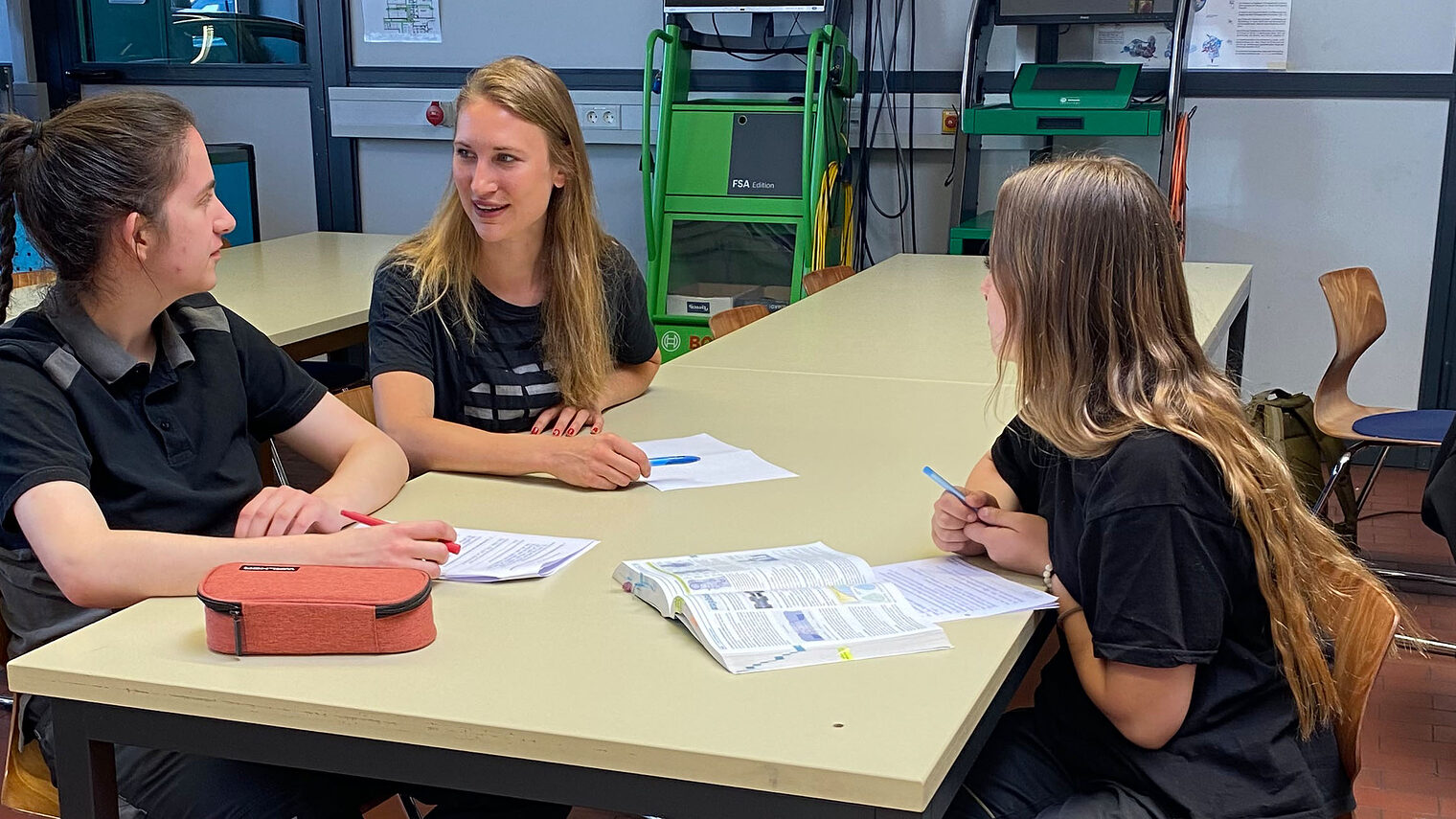 Talentscout Anita Gmeiner( 2. v. li.) wirbt für mehr Frauen im Handwerk. Auch in denBetrieben sucht sie das Gespräch mit jungen Handwerkerinnen.