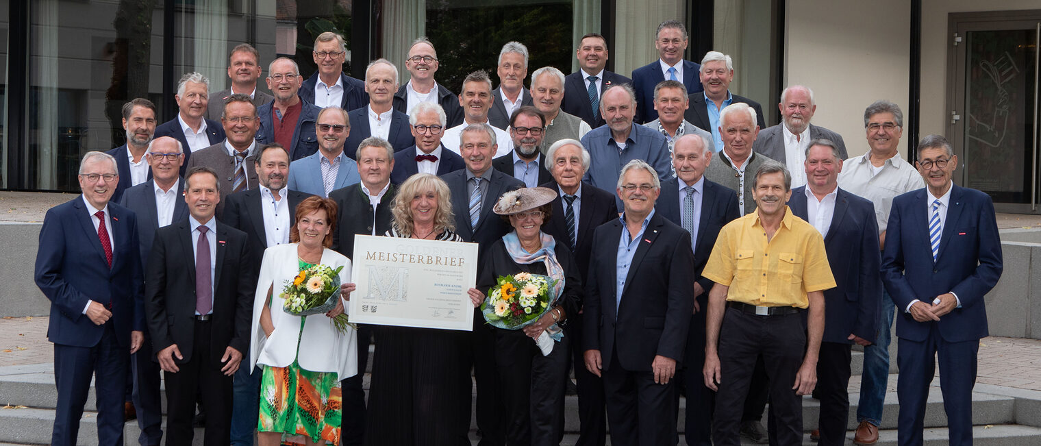 In Straubing ehrte die Handwerkskammer ihre "Goldenen" Meister. Es gratulierten HWK-Präsident Dr. Georg Haber (1.Reihe, 1.v.re.) und HWK-Hauptgeschäftsführer Jürgen Kilger (1.Reihe, 1.v.li.).