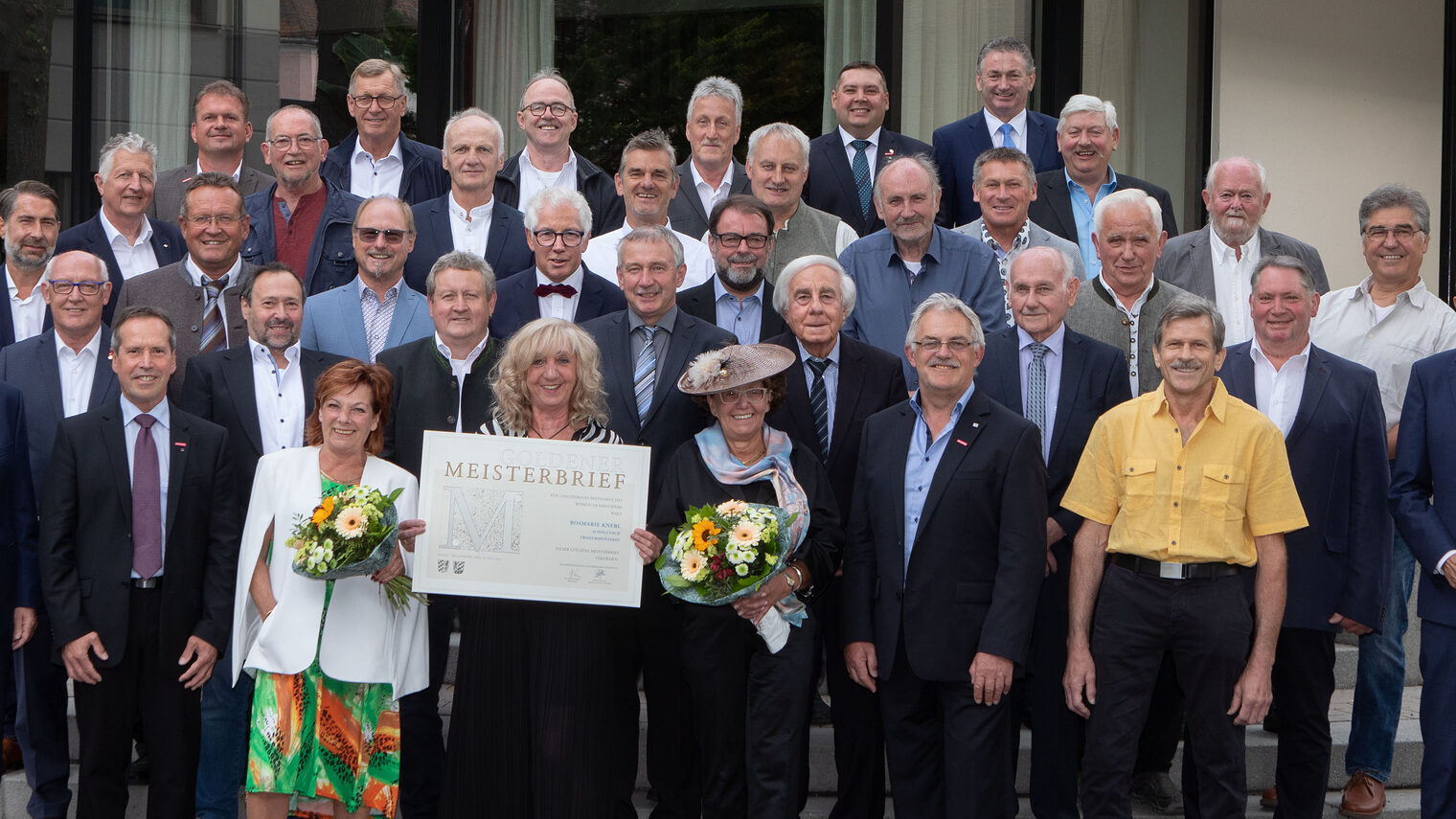 In Straubing ehrte die Handwerkskammer ihre "Goldenen" Meister. Es gratulierten HWK-Präsident Dr. Georg Haber (1.Reihe, 1.v.re.) und HWK-Hauptgeschäftsführer Jürgen Kilger (1.Reihe, 1.v.li.).