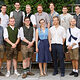 Die junge Meisterin und die 17 Meister mit den Ehrengästen: es gratulierten HWK-Vizepräsident Richard Hettmann (re.), die stellvertretende Landrätin Edeltraud Plattner (2.v.re.) sowie Josef Sailer (li.) und der zweite Bürgermeister Franz Thalhammer (2.v.li.).