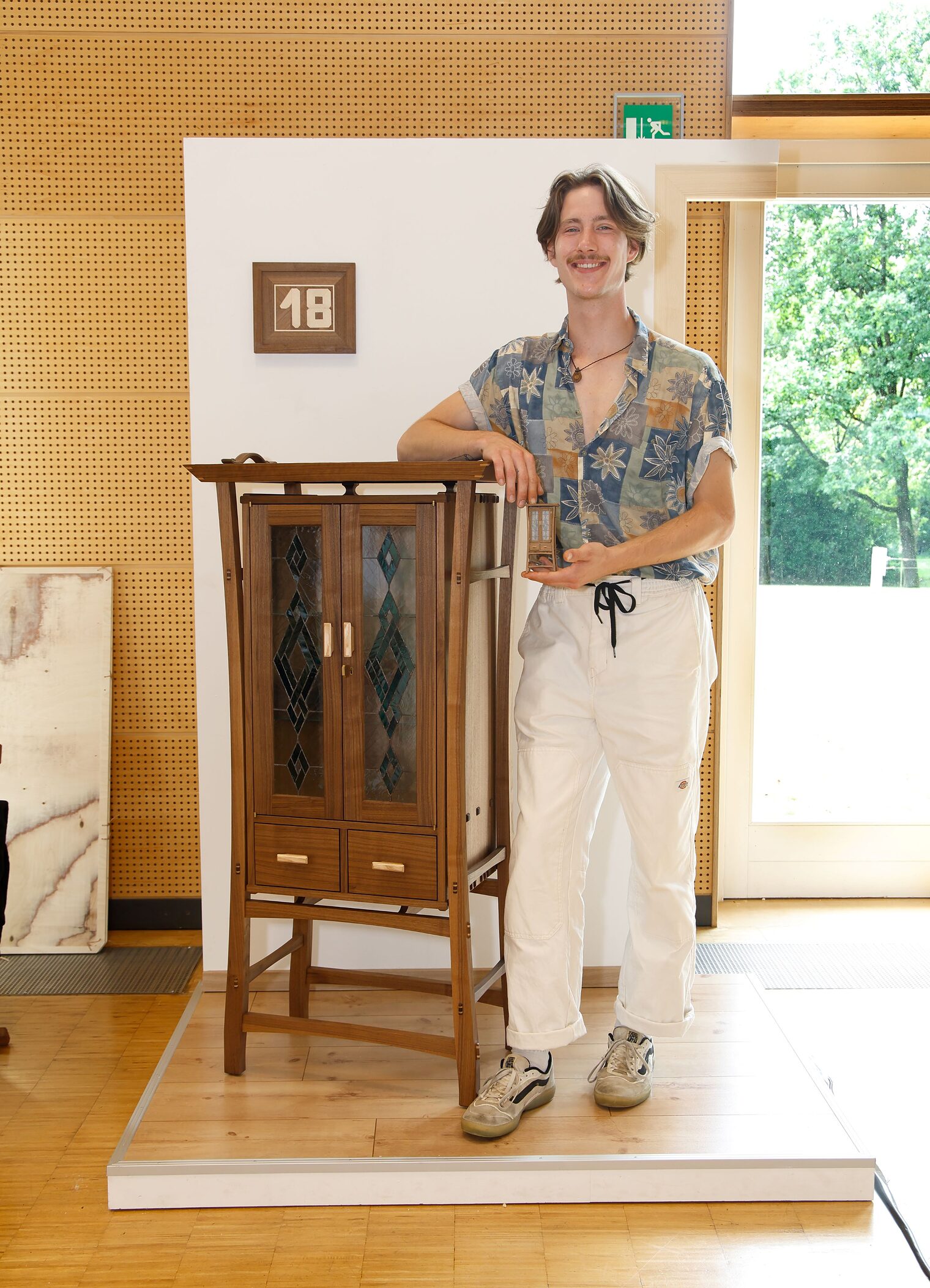 Das Möbelstück "Japandi" fertigte Korbinian Wimmer aus Ergoldsbach in Nussbaum und Esche, incl. Tiffany-Verglasung