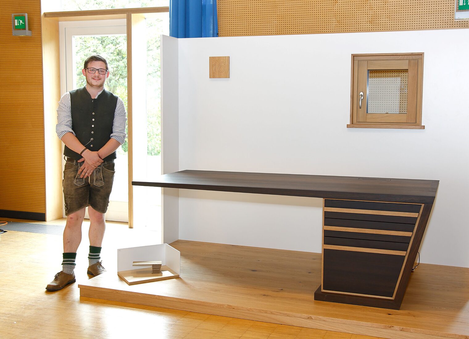 Franz-Josef Weinfurtner aus Wurmannsquick gestaltete diesen Schreibtisch mit teils freischwebender Platte aus Räuchereiche mit LED-Beleuchtung