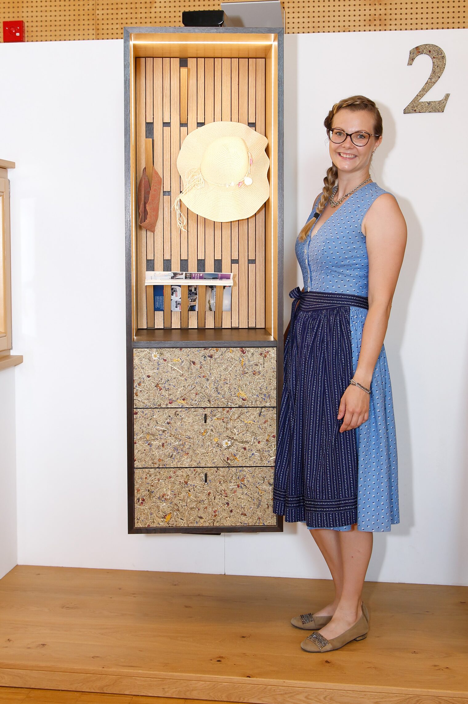 Die drehbare Garderobe "Wandelbar" aus dem Materialmix Eiche, Räuchereiche und Alpenwiesen-Furnier, incl. LED-Beleuchtung war das Meisterstück von Lisa Binder aus Fürstenzell.