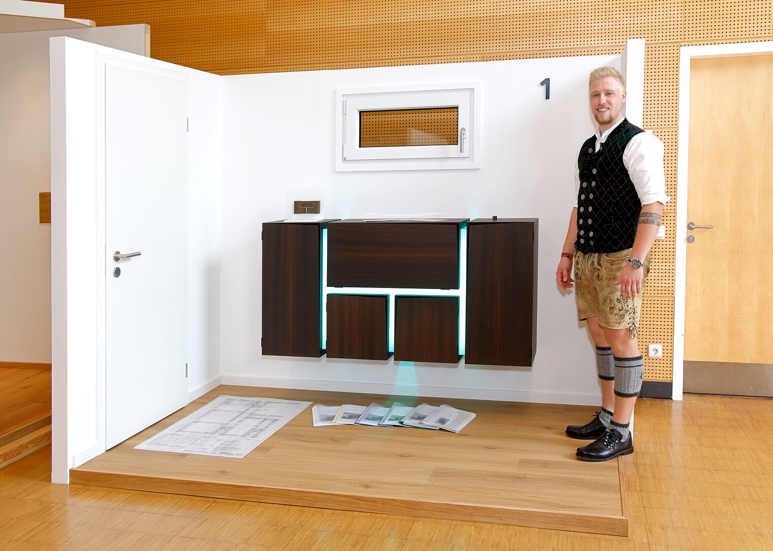 Dieses Sideboard aus Räuchereiche und Ahorn mit LED-Beleuchtung konstruierte Christoph Axenbeck aus 85774 Unterföhring