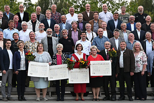 In Amberg ehrte die Handwerkskammer ihre "Goldenen" Meister. Es gratulierten HWK-Vizepräsident Gerhard Ulm (1. Reihe, 1. v. re.) und der stellvertretende HWK-Hauptgeschäftsführer Hans Schmidt (1. Reihe 1. v.li).