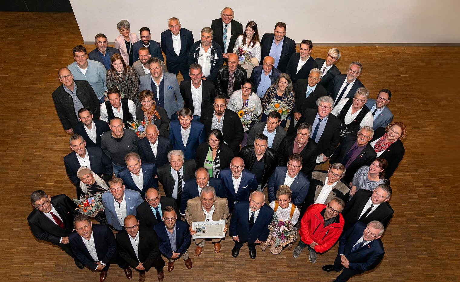 HWK-Präsident Dr. Georg Haber (2.Reihe, 1. v. li.) und HWK-Hauptgeschäftsführer Jürgen Kilger (1. Reihe, 1. v. re.) gratulierten 39 Betrieben in der Handwerkskammer in Regensburg zu ihren Firmenjubiläen. 