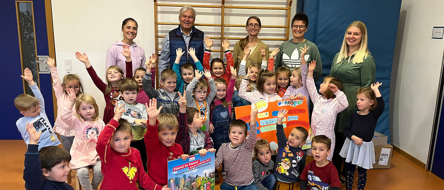 Viele fleißige Handwerker: HWK-Vizepräsident Gerhard Ulm zu Besuch in der Kindertageseinrichtung St. Joseph in Mühlhausen. 
