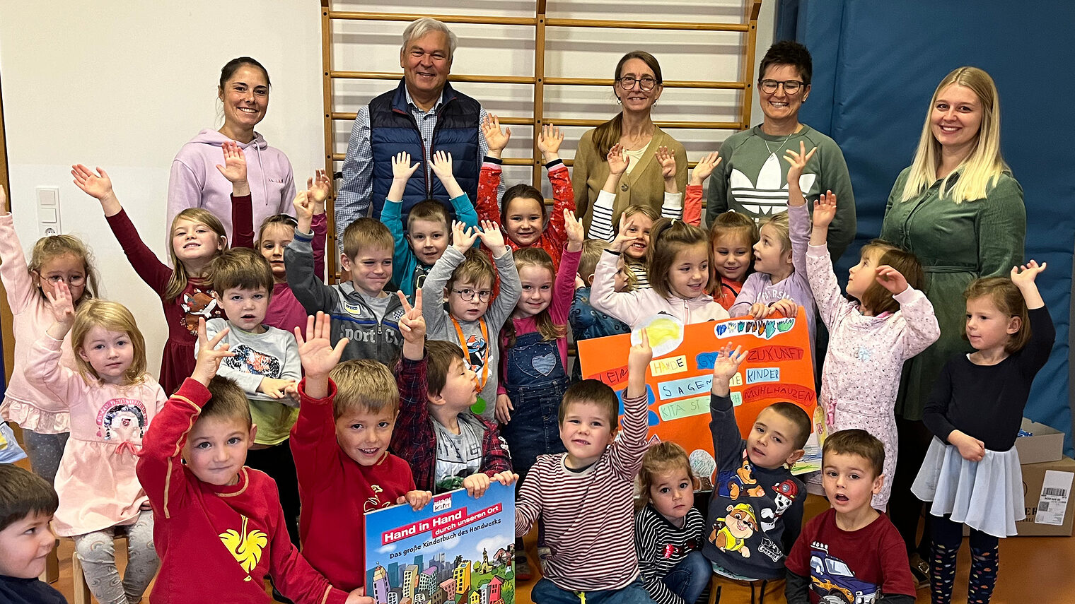 Viele fleißige Handwerker: HWK-Vizepräsident Gerhard Ulm zu Besuch in der Kindertageseinrichtung St. Joseph in Mühlhausen. 