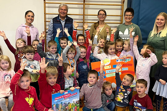 Viele fleißige Handwerker: HWK-Vizepräsident Gerhard Ulm zu Besuch in der Kindertageseinrichtung St. Joseph in Mühlhausen. 