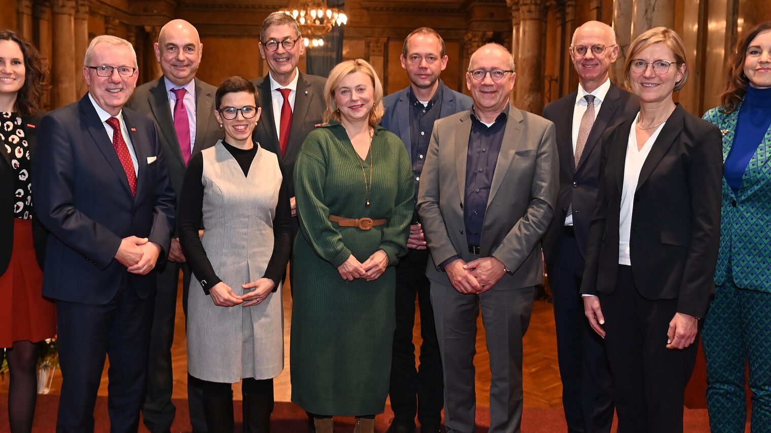 Männer und Frauen aus Handwerk und Wirtschaft stehen für ein Gruppenfoto zusammen.