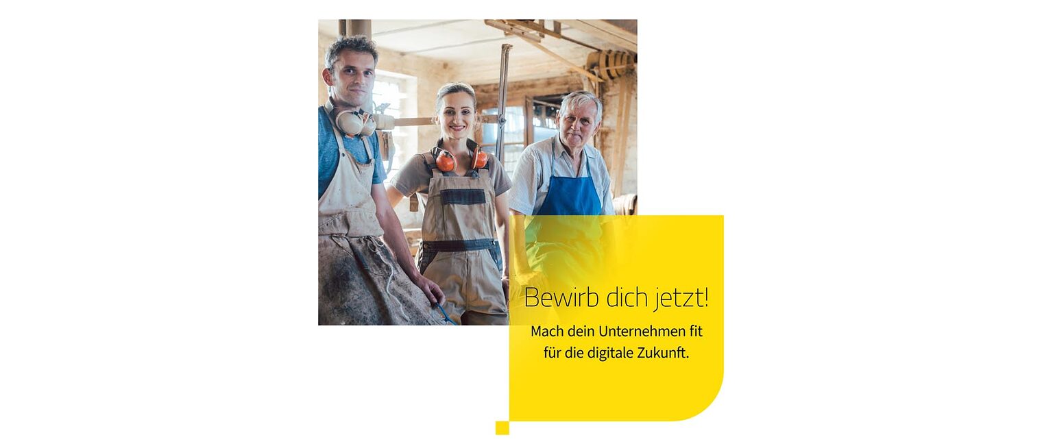 Handwerker in der Werkstatt mit Latzhose und Gehörschutz.