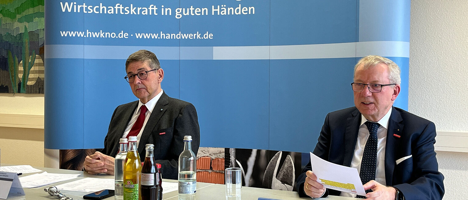 Machten auf der Konjunktur-Pressekonferenz ihrem Ärger über die Politik Luft: HWK-Präsident Dr. Georg Haber (li.) und HWK-Hauptgeschäftsführer Jürgen Kilger.