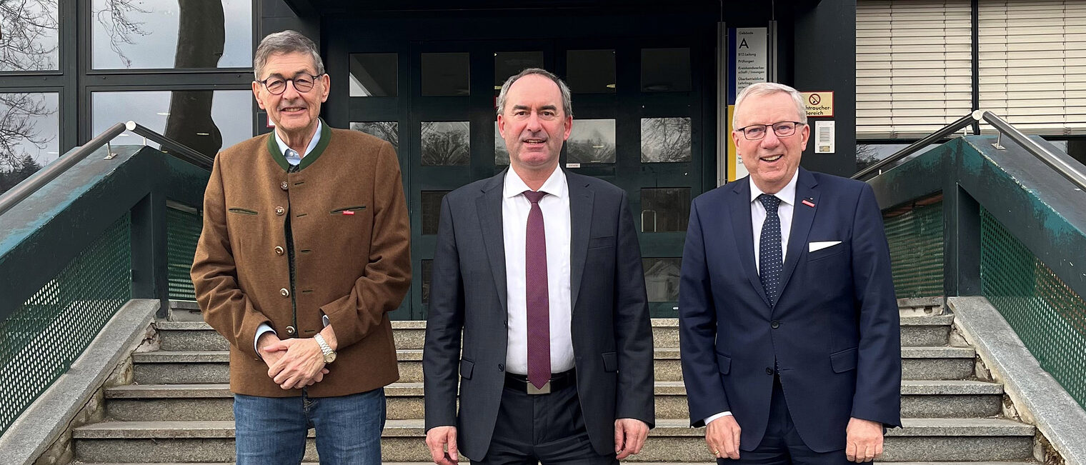 Der bayerische Wirtschaftsminister Hubert Aiwanger (Mitte) traf HWK-Präsident Dr. Georg Haber (links) und HWK-Hauptgeschäftsführer Jürgen Kilger zum Gespräch im HWK-Bildungszentrum Landshut. 