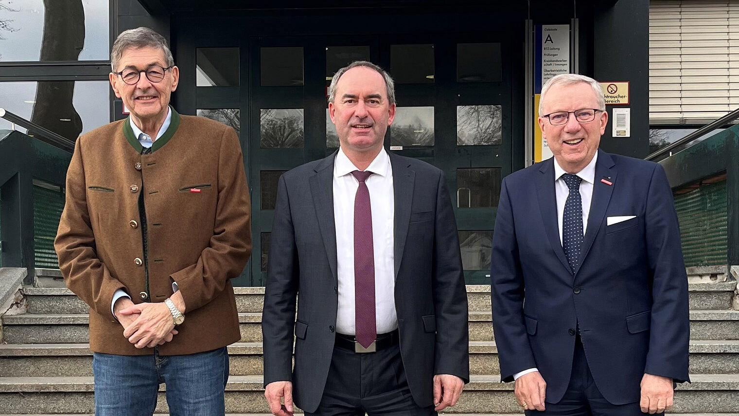 Der bayerische Wirtschaftsminister Hubert Aiwanger (Mitte) traf HWK-Präsident Dr. Georg Haber (links) und HWK-Hauptgeschäftsführer Jürgen Kilger zum Gespräch im HWK-Bildungszentrum Landshut. 