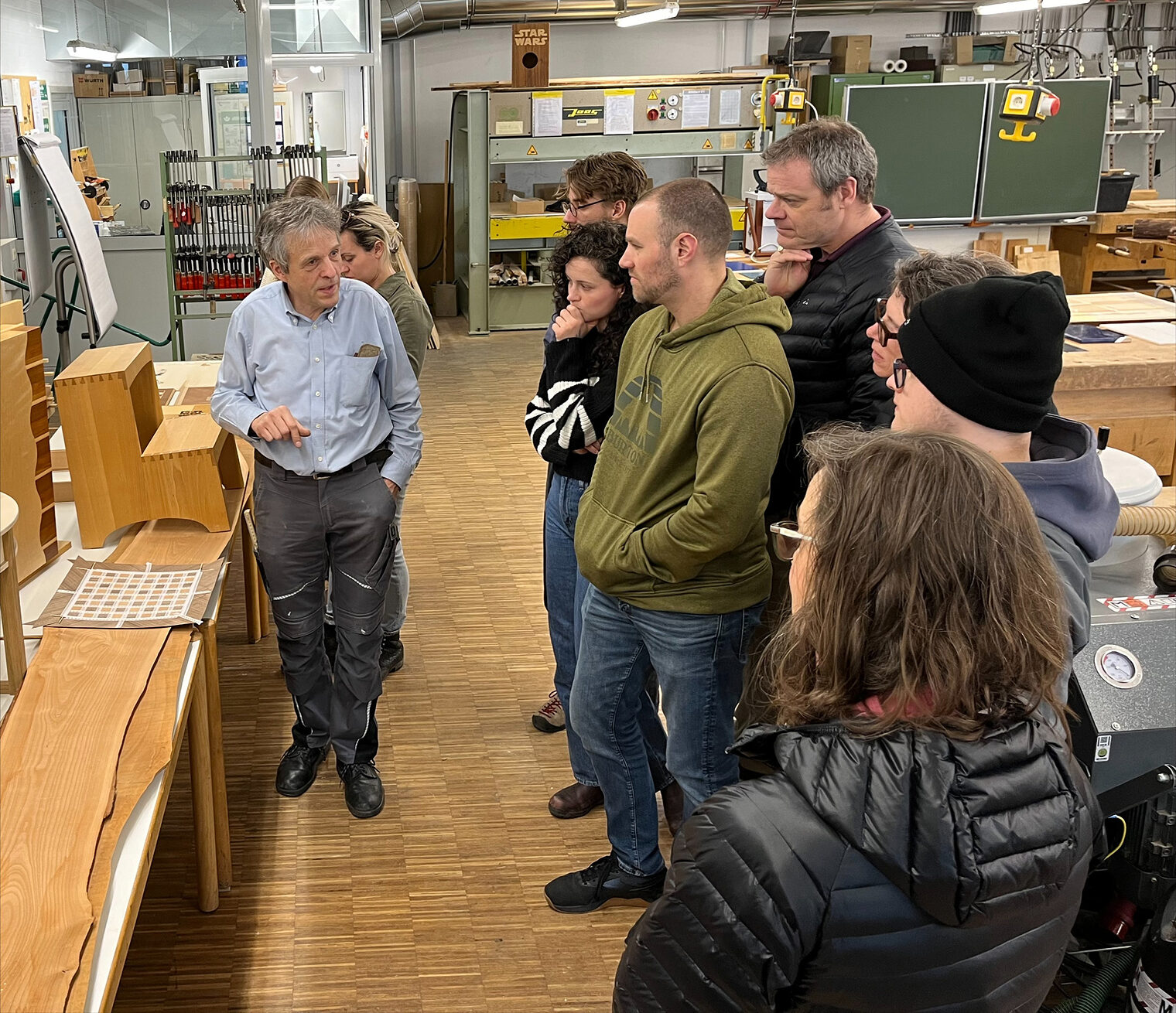 Bei ihrem Besuch war den kanadischen Studierenden ein praxisnaher Einblick in die Zimmerer- und Schreinerausbildung im Handwerk geboten. 