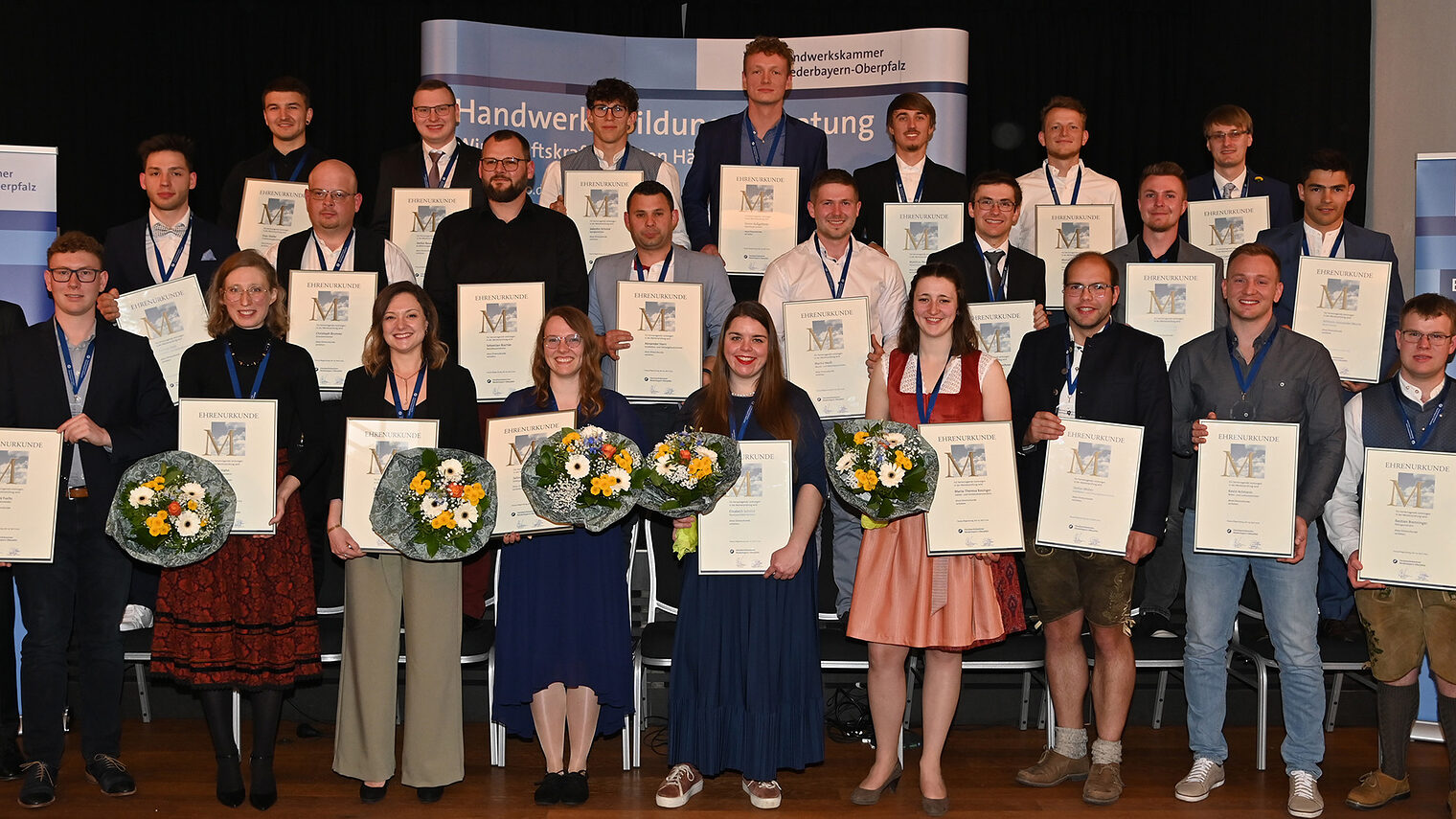 Die Meisterbesten der Handwerkskammer Niederbayern-Oberpfalz mit Präsident Dr. Georg Haber und Hauptgeschäftsführer Jürgen Kilger.