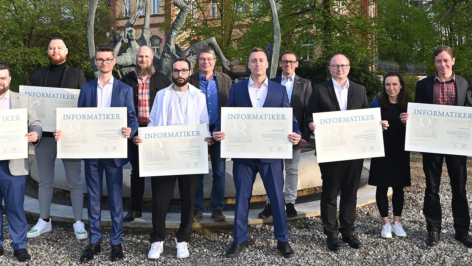 Betriebsinformatiker und Bachelor Professional: die sieben Absolventen mit Dozenten und Ausbildern, HWK-Vizepräsident Christian Läpple (1.v.re.) und Kursleiter Helmut Schmid (1.v.li.). 