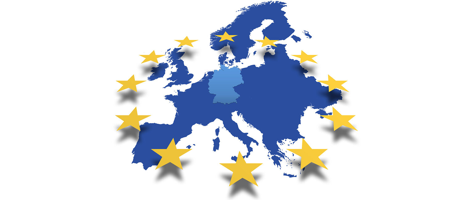 Auf einer dunkelblauen Europakarte sind 12 goldenen Sterne ringsherum sichtbar, Deutschland wird hellblau hervorgehoben.