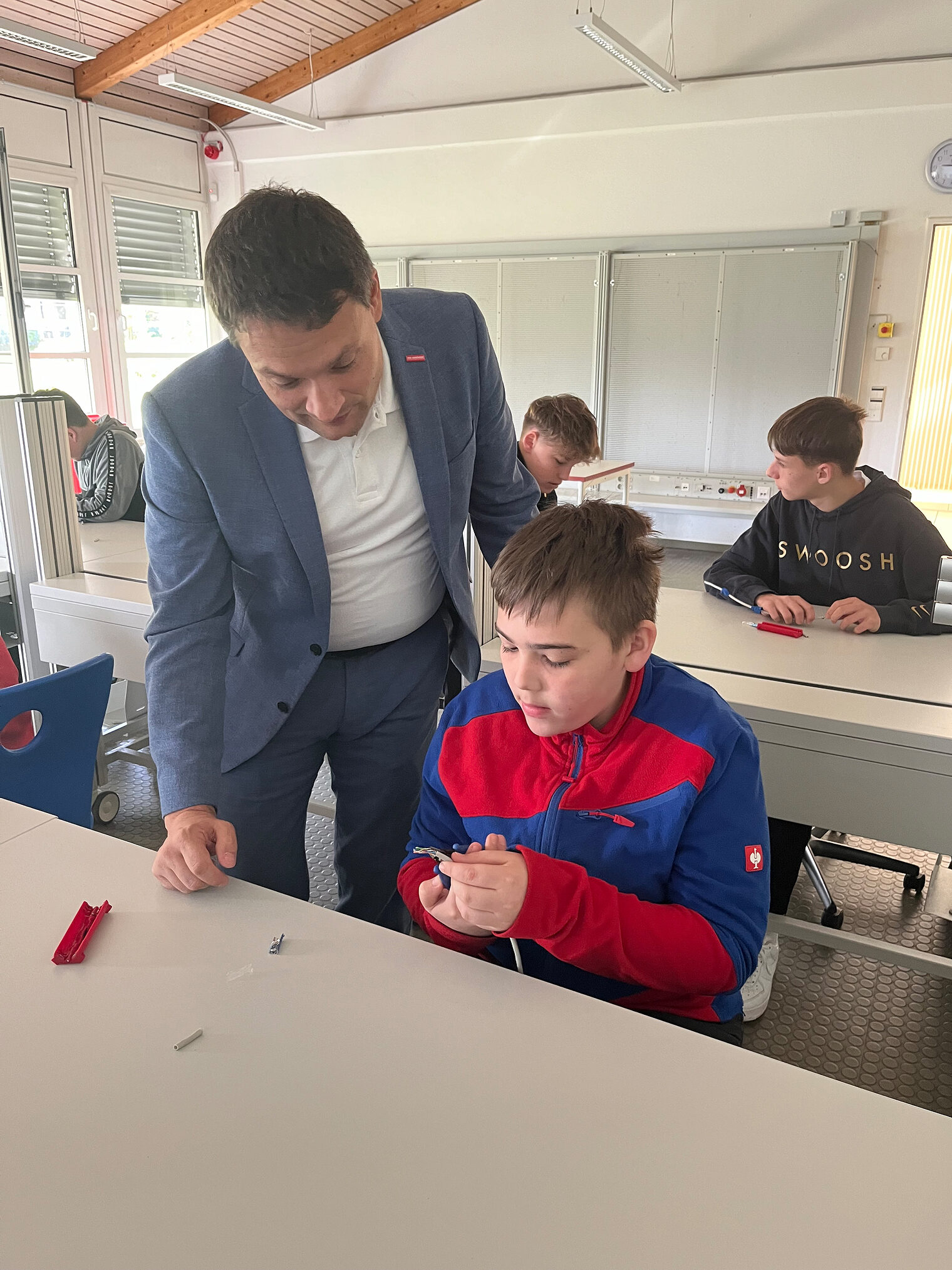 Bei der Herstellung der LAN-Kabel unterstützte HWK-Geschäftsführer Alexander Stahl die Nachwuchshandwerker. 